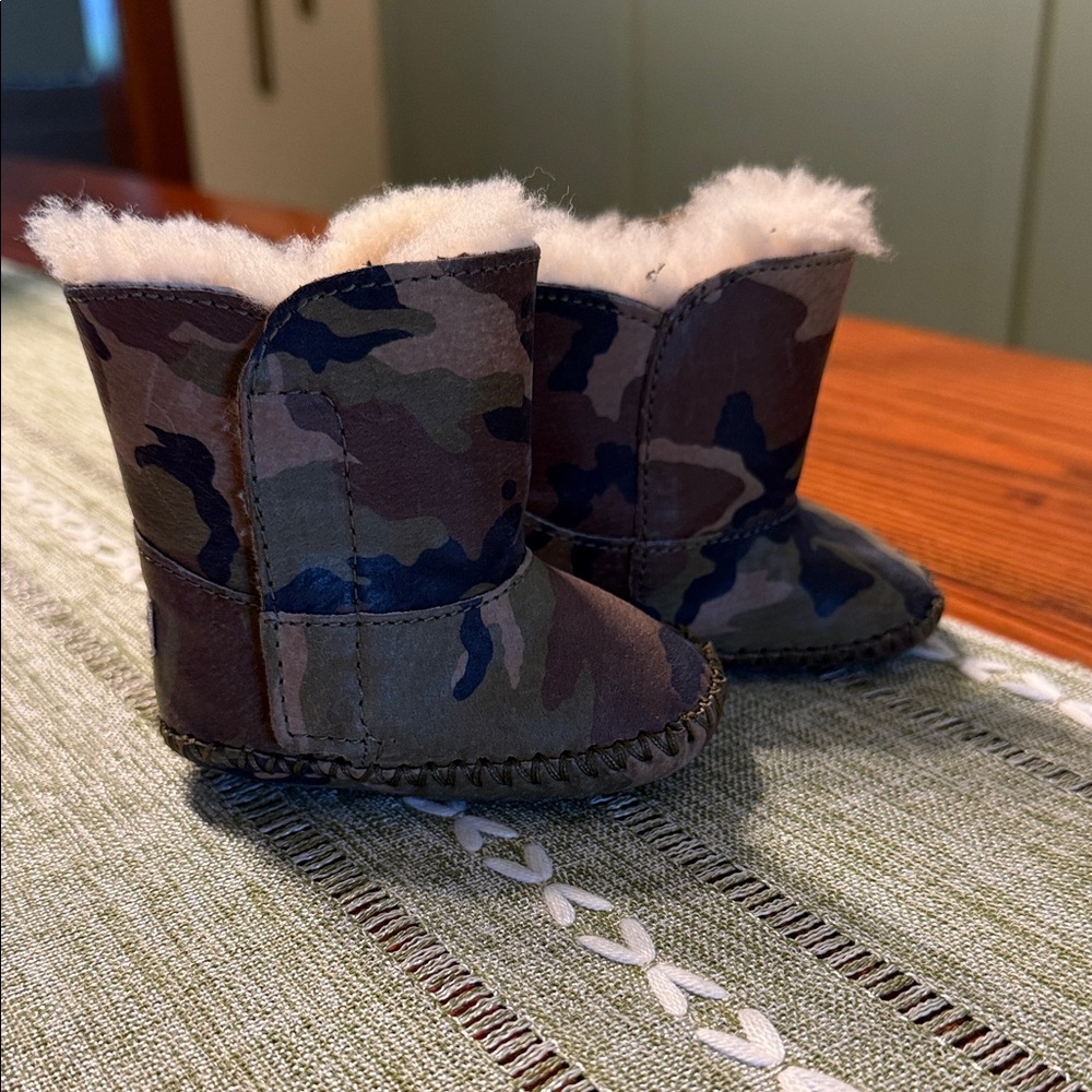 UGG NWOT Camouflage Camo Baby Winter Booties with Fur Lining -Size 0/1 - Picture 3 of 5